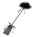 Látigo Pluma — Sofisticación, Plumas Negras & BDSM con Elegancia